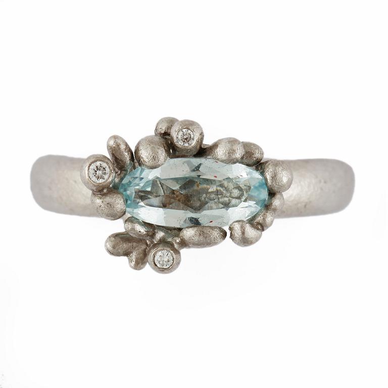 RING, "Blomsterkurv", Ole Lynggaard, 18k vitguld med akvamarin och diamanter, vikt 11,5g.