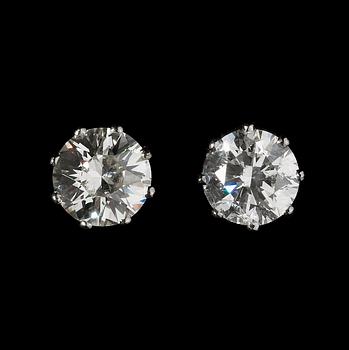 1094. A pair of diamond studs, 2.17 / 2.05 cts.