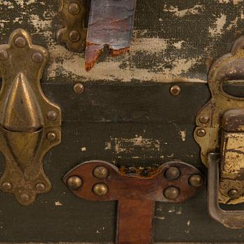 An early 20th Century trunk by The Belber Trunk & Bag Co, New York.