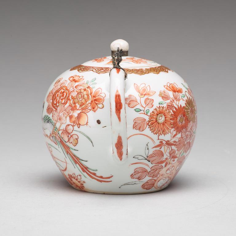 A rouge de fer tea pot, Qing dynasty, 18th Century.