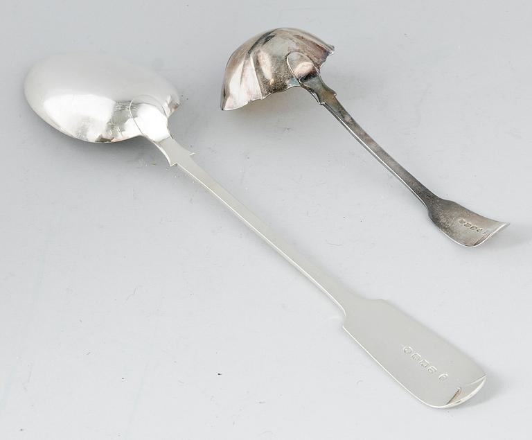 RAGUSKED, silver, Exeter 1870 samt SÅSSKED, silver, London 1835. Tot vikt ca 188 g.