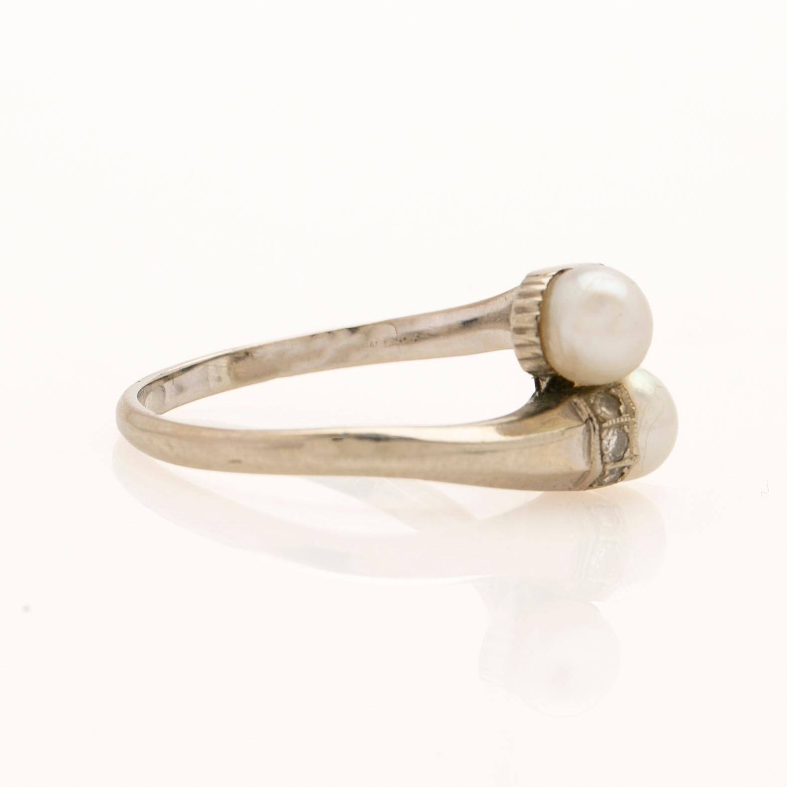 Ring in 18K gold with two pearls and brilliant-cut diamonds.