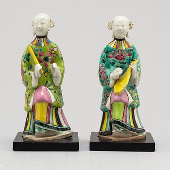 FIGURINER, två stycken, porslin. Qingdynastin, omkring 1800.
