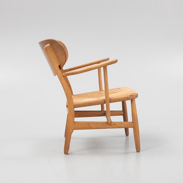 Hans J. Wegner, fåtölj, modell CH 22, Carl Hansen & Son, Odense, Danmark, 1900-talets mitt.