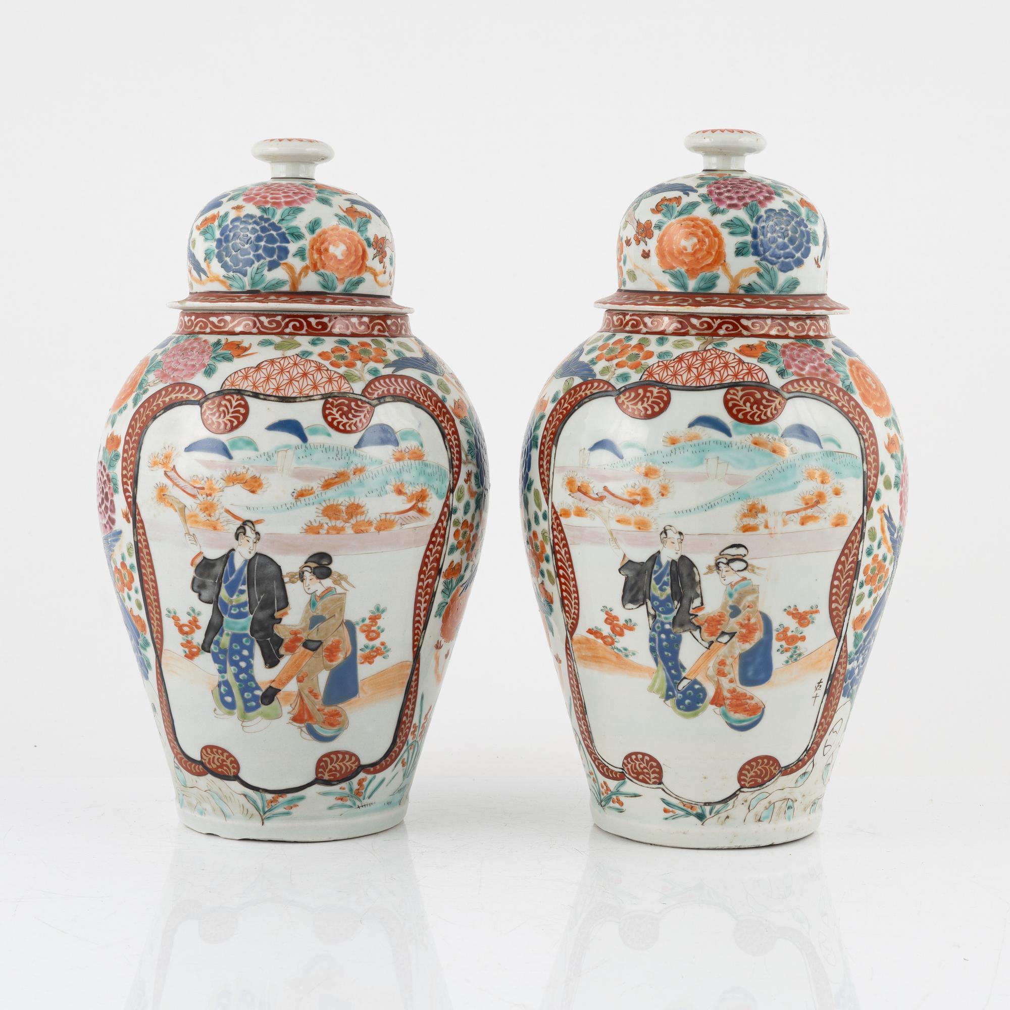 A pair of lidded porcelain urns, Japan, early 20th century.