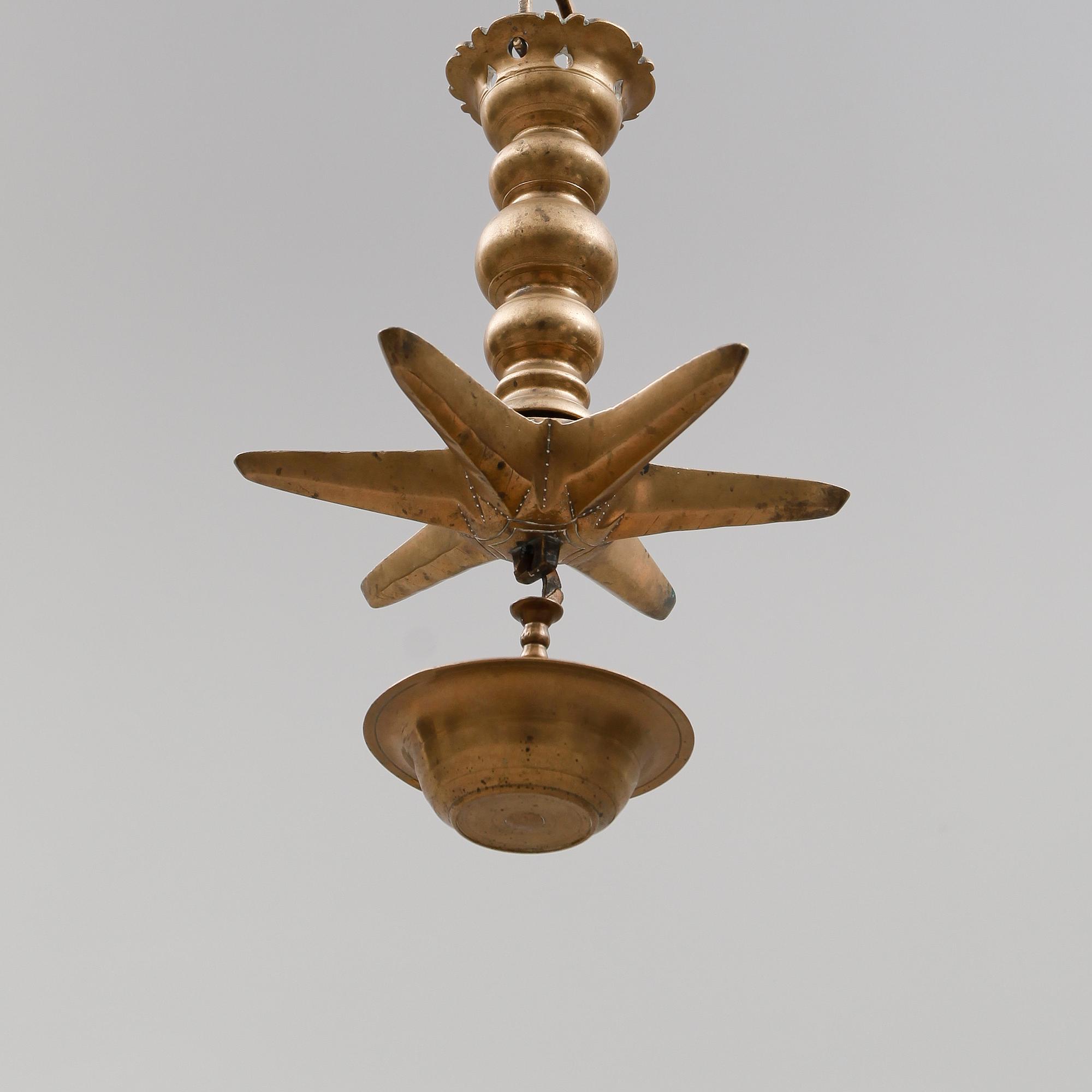 AMPEL, mässing, 1800-tal. Höjd ca 47 cm.