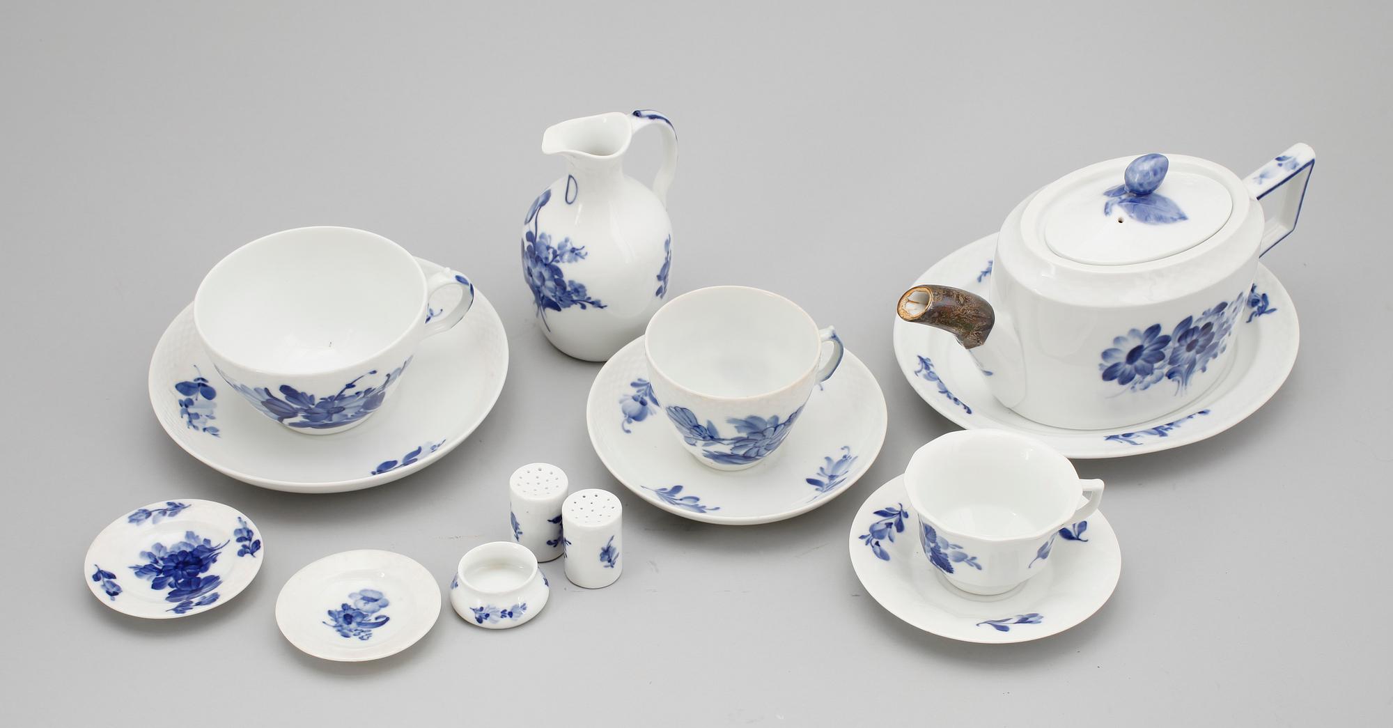SERVISPORSLIN, ca 20 snarlika delar,  "Blå Blom", Royal Copenhagen.