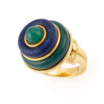 574. An 18K gold Tiffany & Co ring set with lapis lazuli & chrysoprase.