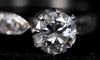 RING, vitguld samt totalt 9 briljantslipade diamanter. Enl inskrip 0.92 ct.