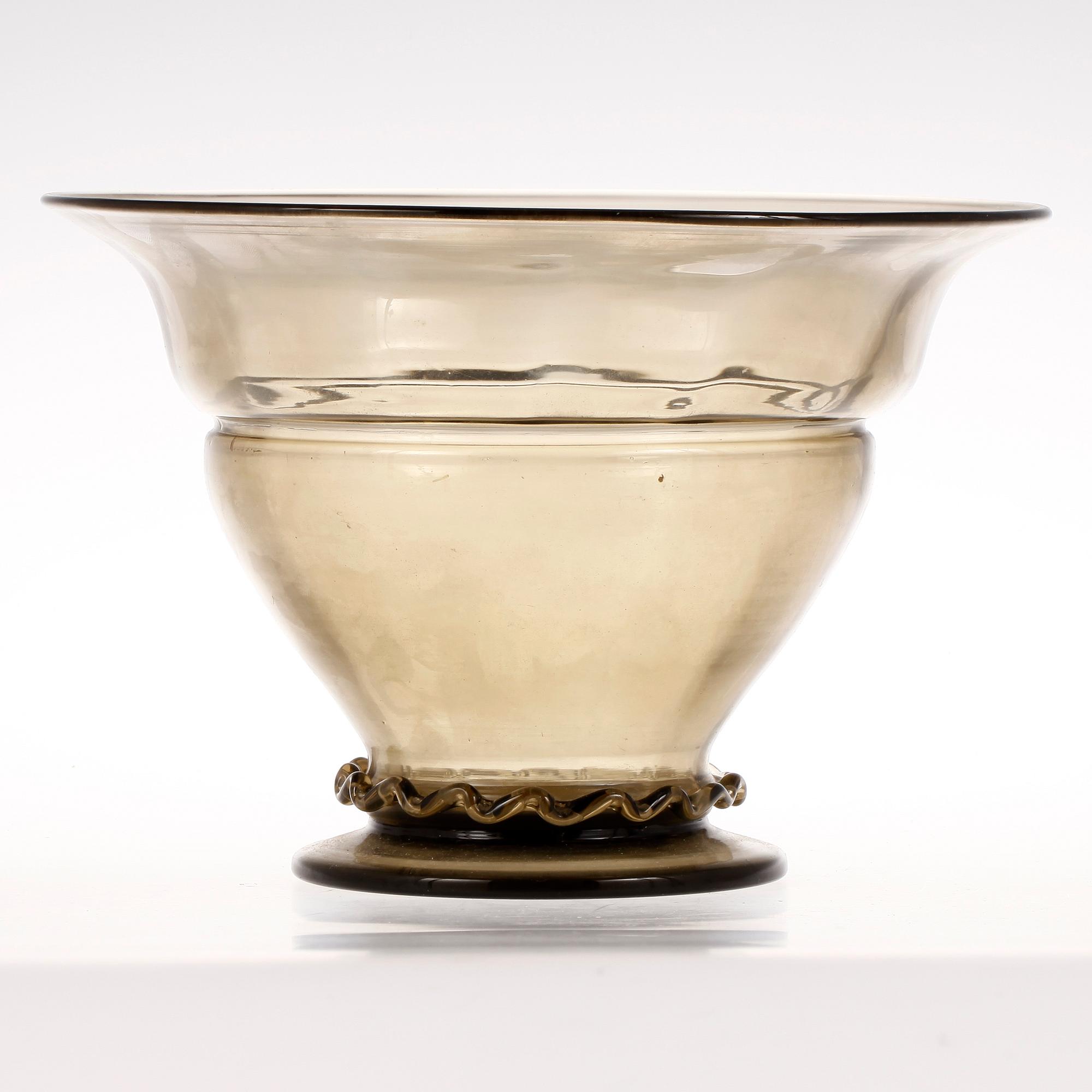 SKÅL PÅ FOT, 2 st olika, glas, 1900-talets första hälft.