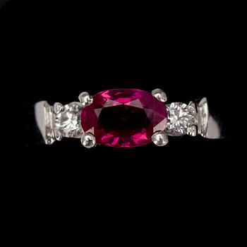 RING, vitguld 18K, fasettslipad rubin, 2 små briljantslipade diamanter. Vikt 3,8 g.