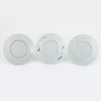 A set of seven Chinese export porcelain plates, Qing dynasty, Qianlong (1736-95).