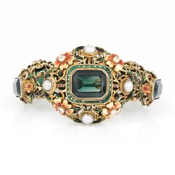 GARNITYR, 4 delar, förgyllt silver och färgade glasstenar, emalj samt söttvättenpärlor, andra hälft 1800-talets.