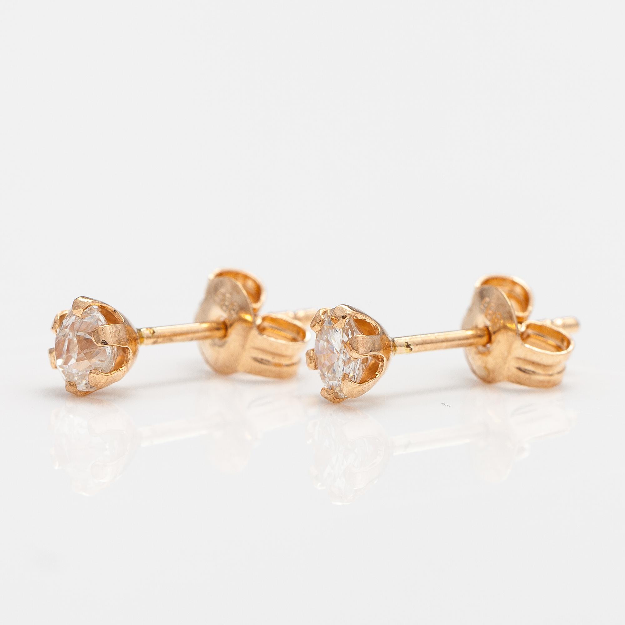 A pair of 14K gold earrings with diamonds ca. 0.34 ct in total.