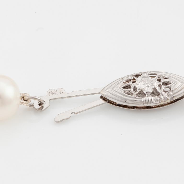 Bracelet, 14K white gold with cultured pearls and a centrepiece set with old-cut diamonds.