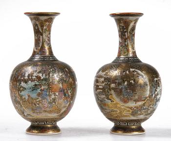 VASER, ett par, flintgods, satsuma, Japan, 1800/1900-tal.