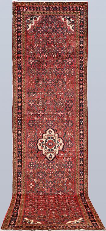 A Hamadan runner, approx. 425 x 108 cm.
