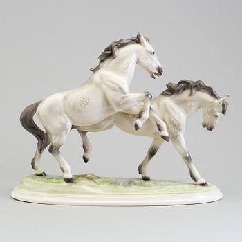 A PORCELAINE SCULPTURE BY RUDOLF CHOCHOLKA, AUSTRIA, 20TH CENTURY.