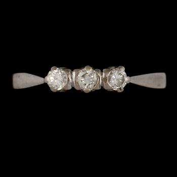 RING, 18k vitguld med tre briljantslipade diamanter tot 0.20 ct, KG Markström, Uppsala, 1972. Vikt 3 g.