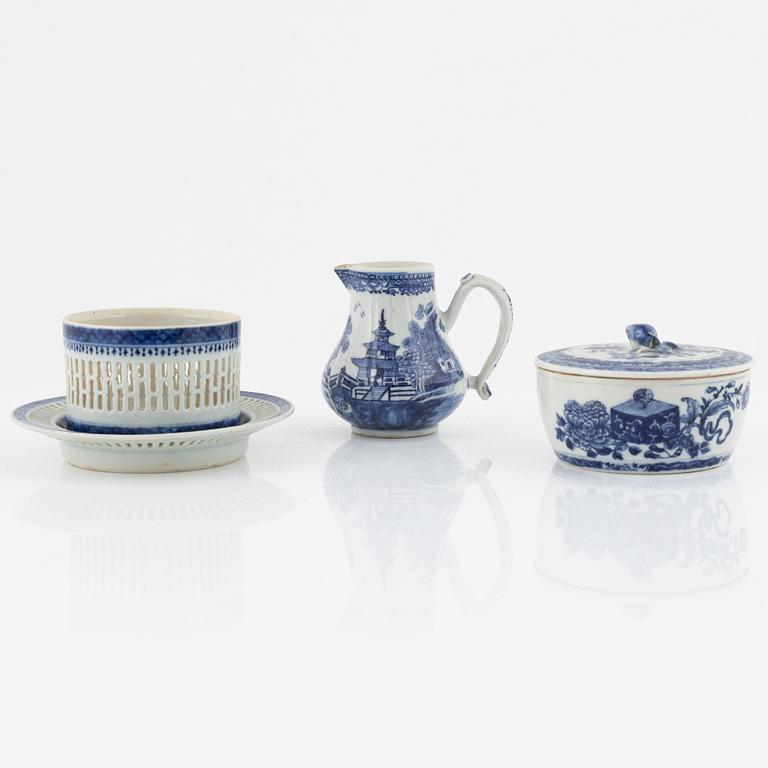 A blue and white creamer, butter dish and a bowl with stand, China, 18th/19th century.