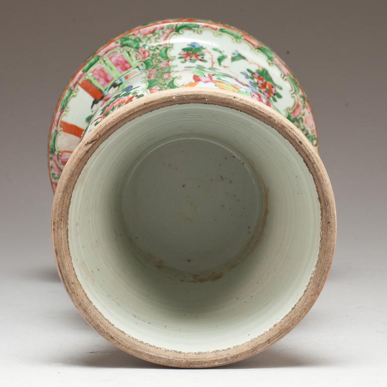 VAS, porslin. Kina, Kanton. 1800-talets mitt.
