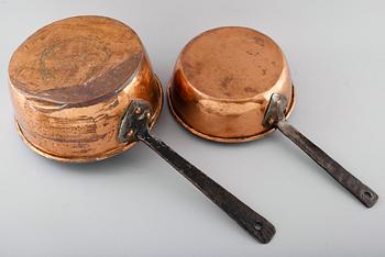 KASTRULLER, 2 st, koppar, 1800-tal.