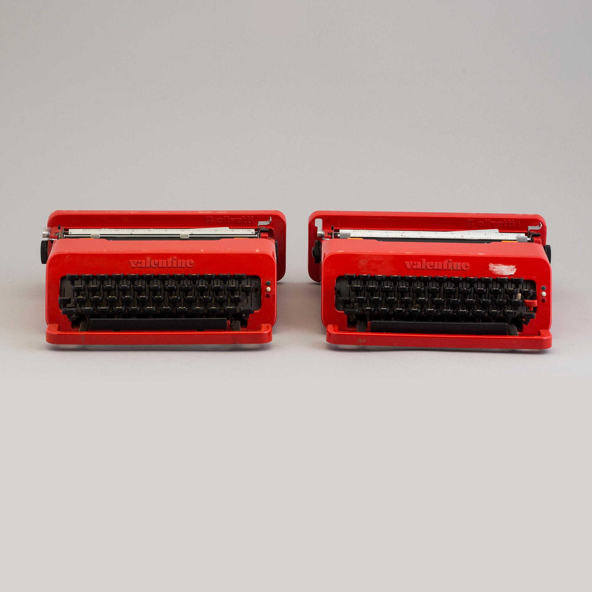 ETTORE SOTTSASS, skrivmaskiner 2 st, "Valentine", 1969.