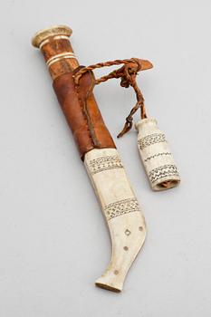 SAMEKNIV, ben och läder, monogramsignerad JH, 1900-talets första hälft.