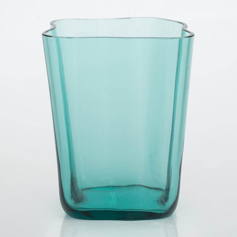 Alvar Aalto, 1 osa lasiveistoksesta "Aallon kukka",  Karhulan Lasitehdas. Tuotannossa 1939-1949.