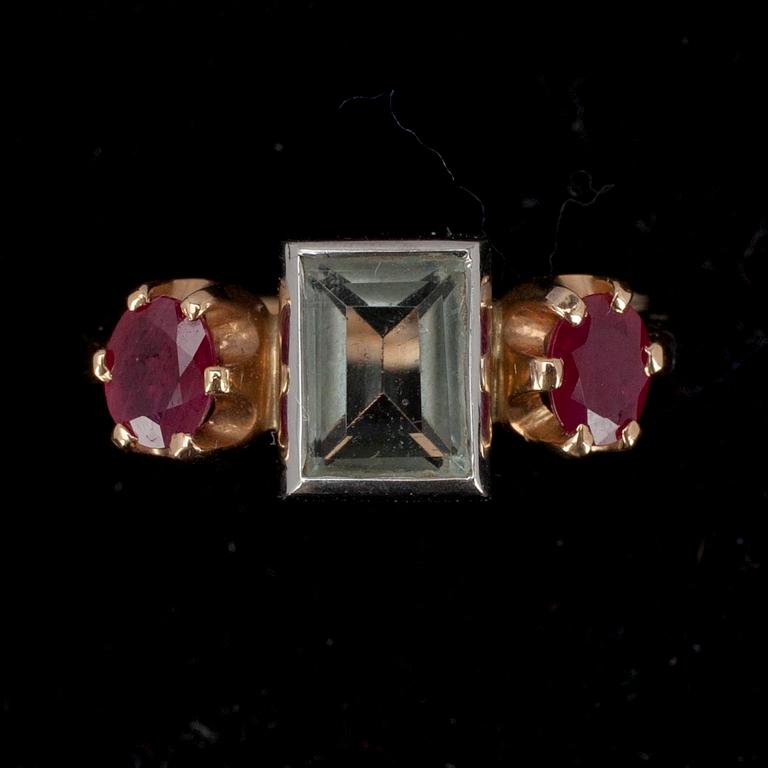 SORMUS, kultaa 14K, akvamariini 1,41 ct, 2 rubiinia 0,39 ct ja 0,40 ct. Kultasarvi, Turku 2008. Todistus.