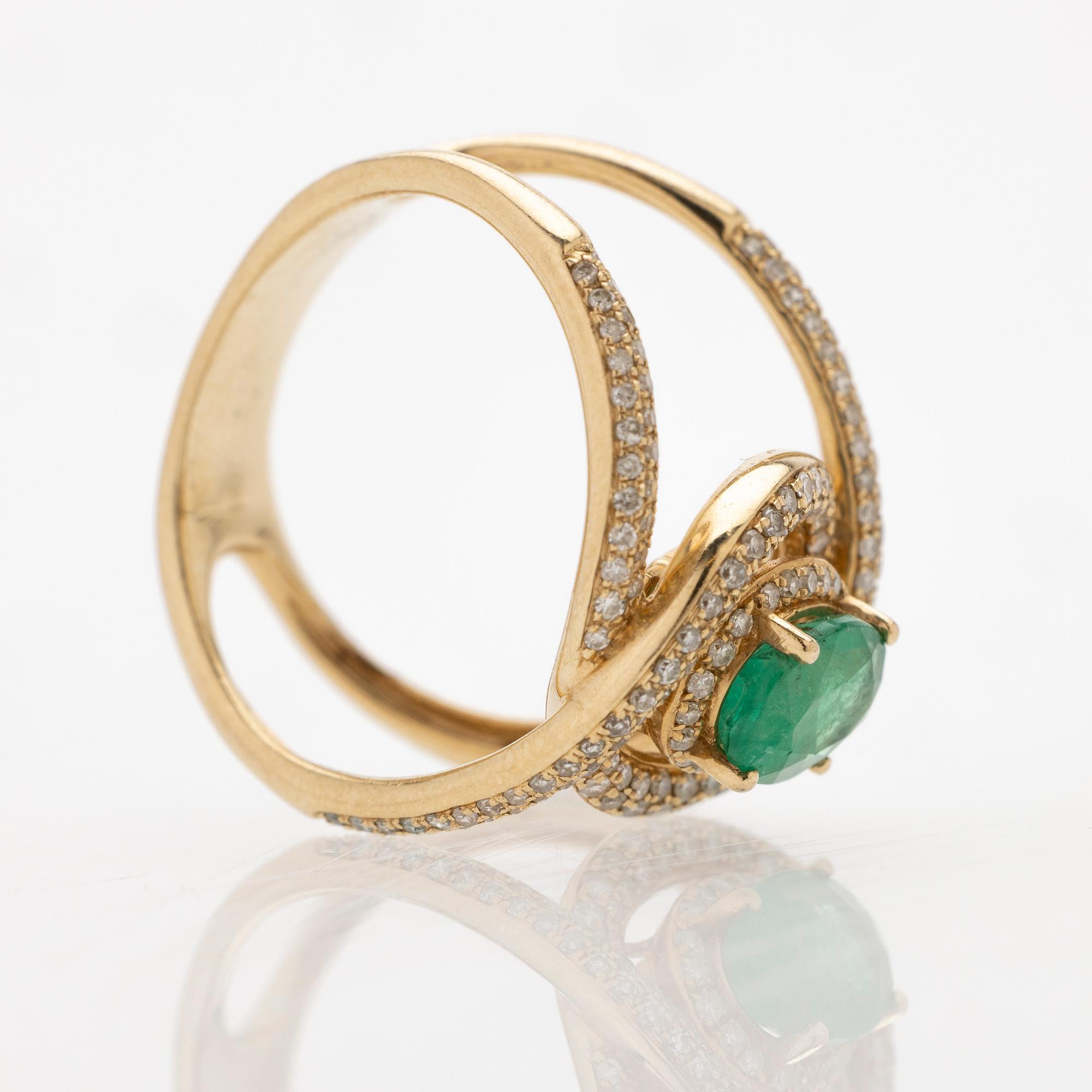 Ring 14K guld med en smaragd och diamanter.