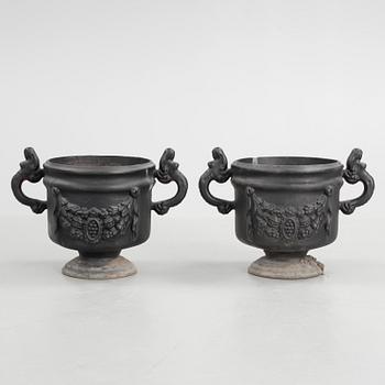 TRÄDGÅRDSURNOR, 1 par, gjutjärn, Stafsjö Bruk, 1900-talets mitt.