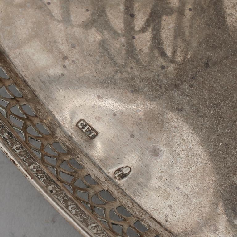 BORDSSURTOUT, silver, omkring 1900. Total vikt 800 g.