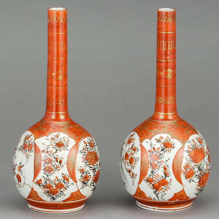 VASER, ett par. Porslin, sannolikt Japan, omkring 1900.