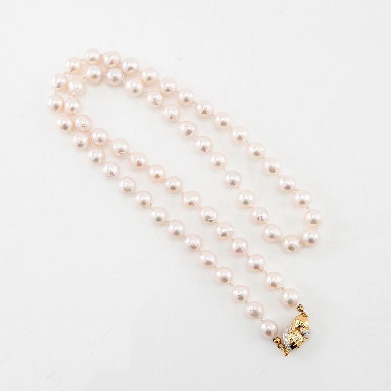 Necklace of cultured saltwater pearls with a clasp in 18K rose and white gold, as well as round brilliant-cut diamonds.