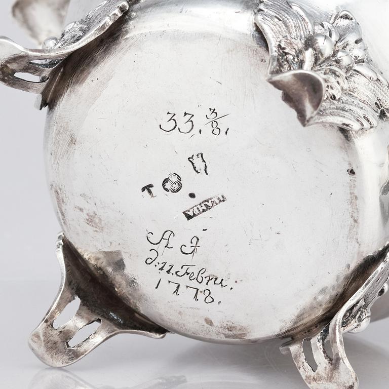 A Swedish silver sugar bowl with lid, mark of Jakob Lampa, Stockholm 1777.