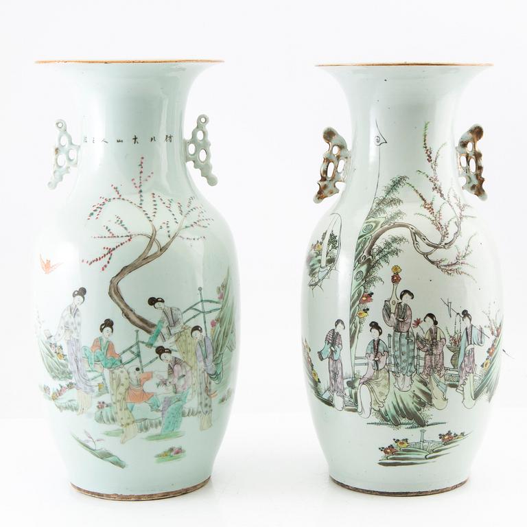 Two Chinese vases, 20th century.