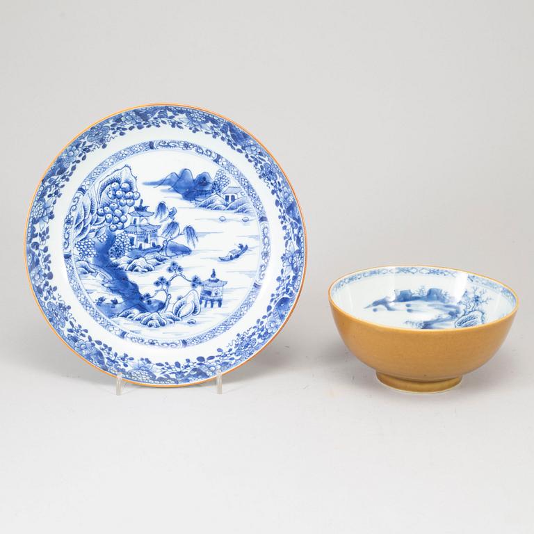 A blue and white dish and a capucciner glazed bowl, Qing dynasty, Qianlong (1736-95), incl. Nanking Cargo.