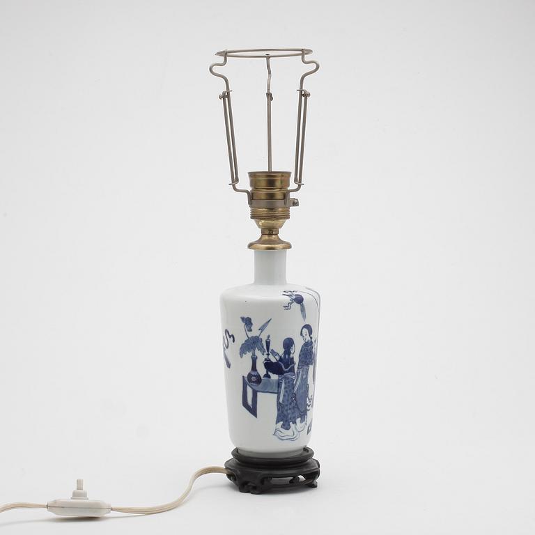 BORDSLAMPA, porslin, Kina, 1900-tal.