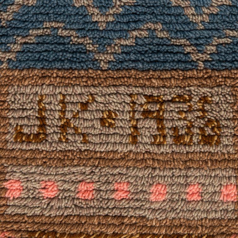 Pia Katerma, ryijy, Kajaanin kaupunginvaakuna. Päivätty 1936. Noin 196x130 cm.