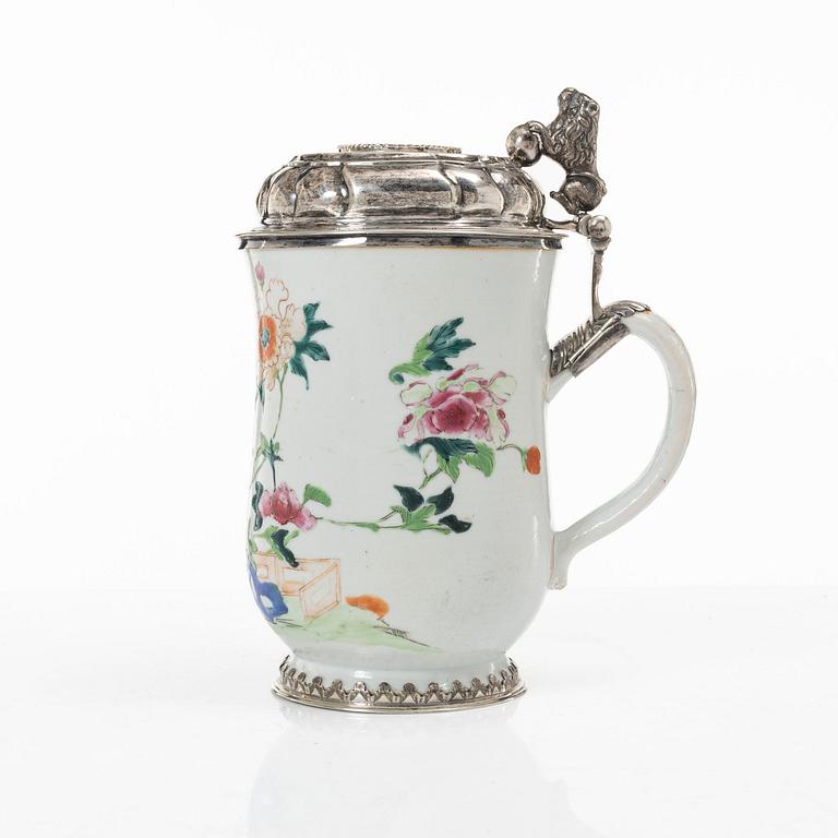 Nils Gram d ä, mugg med silverlock, kompaniporslin och silver, Köpenhamn 1756 samt Qingdynastin Qianlong (1736-95).