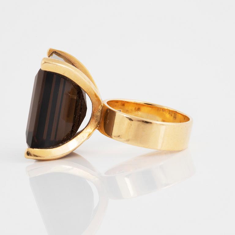 18K gold and smoky quartz ring.