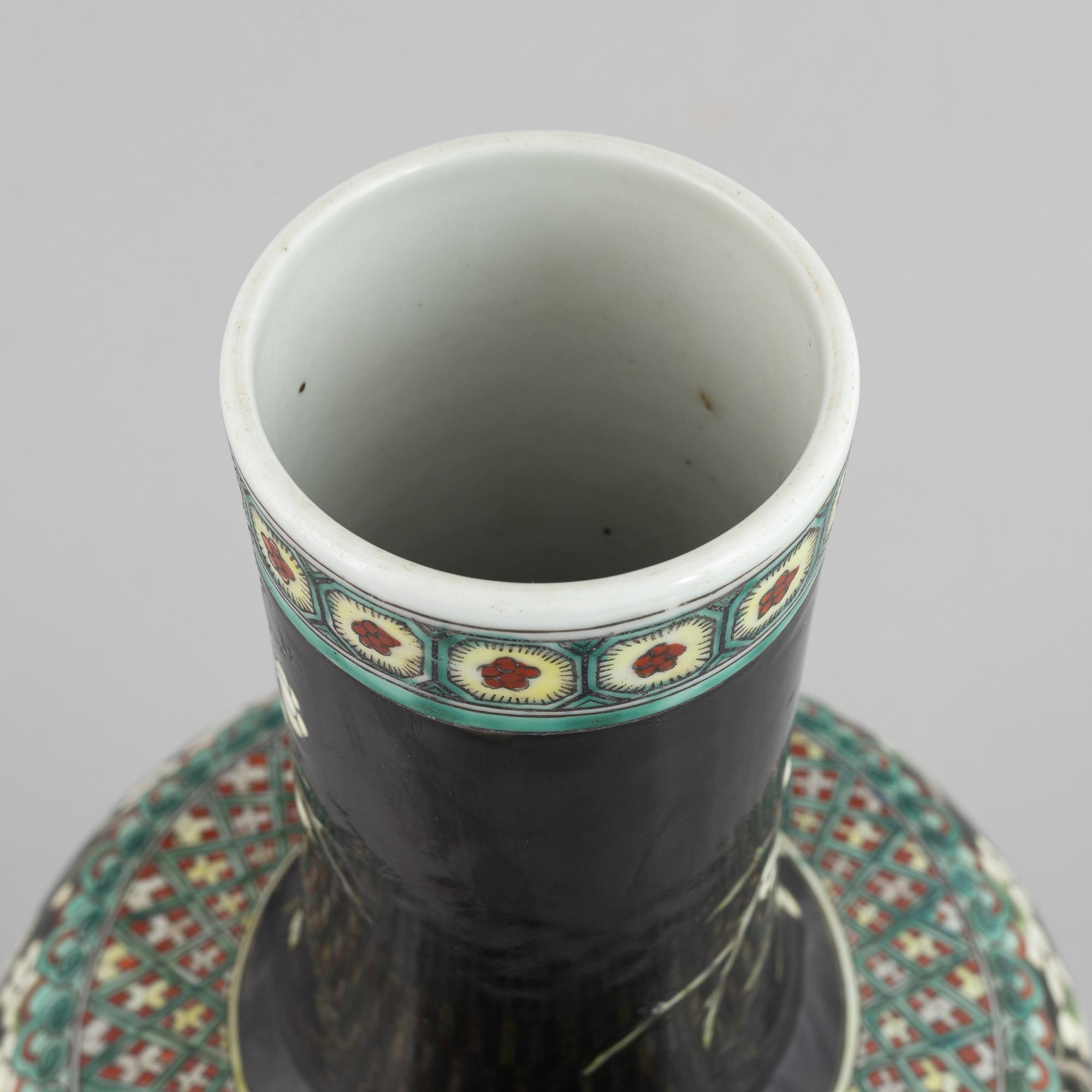 A Chinese famille noir porcelain vase, late Qing dynasty / early 20th century.