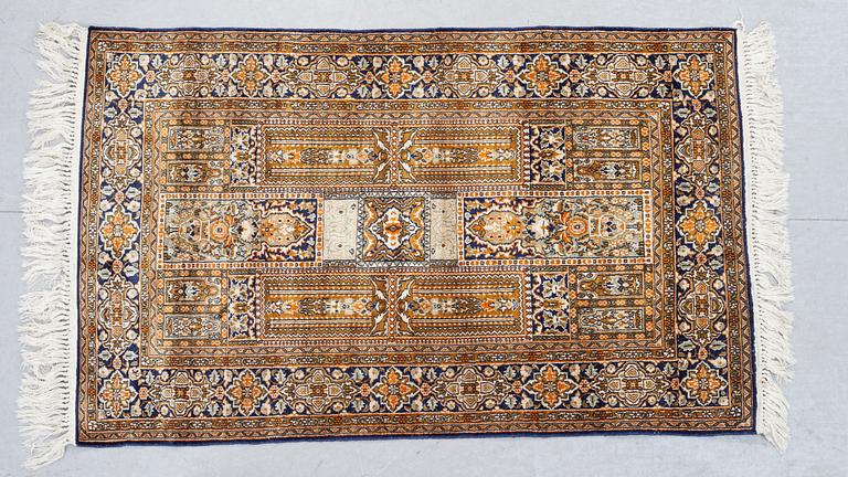 MATTA, Kashmir, silke på bomull, 1900-talets slut. Ca 145 x 91 cm.