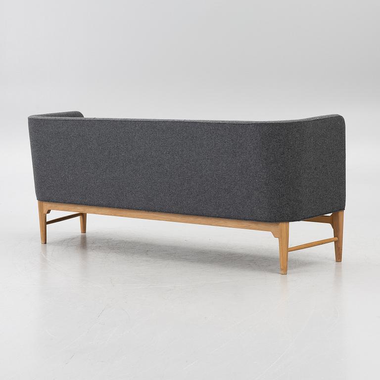 Arne Jacobsen, & Flemming Lassen, Soffa, ”Mayor AJ5”, &Tradition, Danmark, 2000-tal.