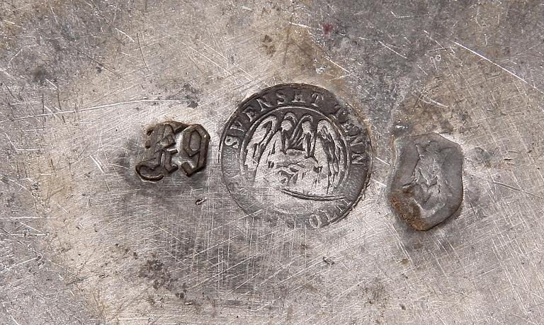 VAS, tenn, "Janushuvud", formgiven av Anna Petrus, Firma svenskt Tenn, Stockholm 1960.