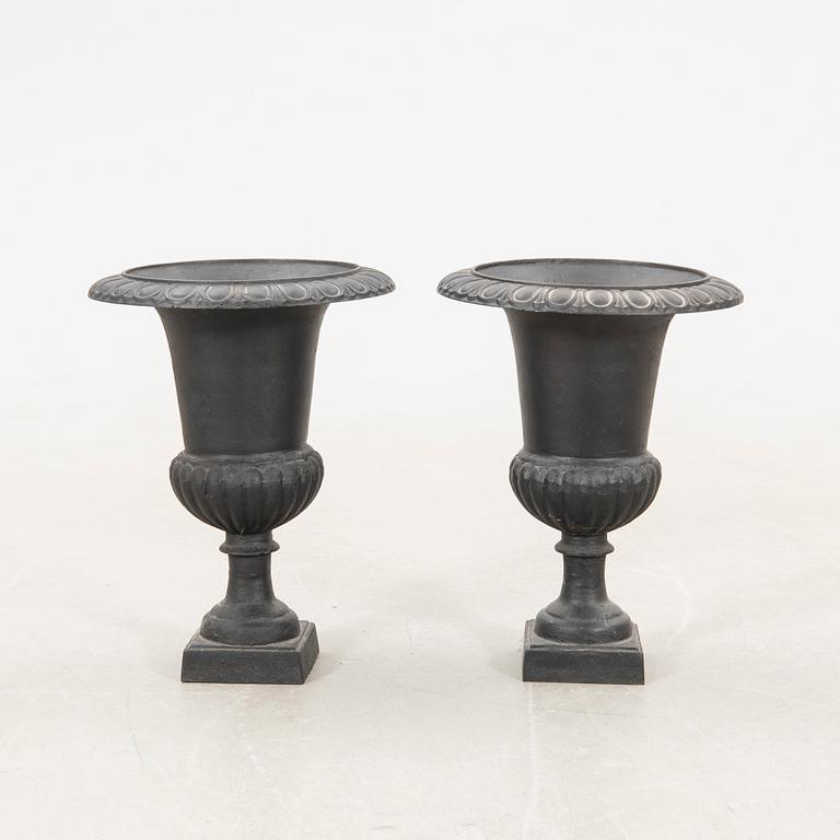Garden urns, a pair of 20th century cast iron.
