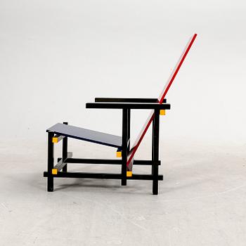 Gerrit Rietveld, fåtölj, "Red and blue chair", Cassina, formgiven 1918.
