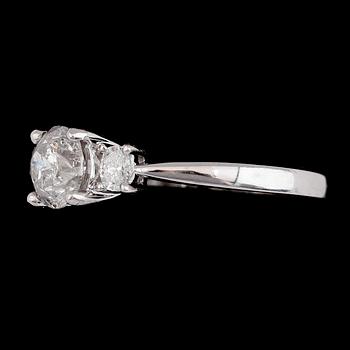 RING, 18K vitguld, briljantslipade diamanter tot ca 1.20 ct. Vikt ca 3 g.