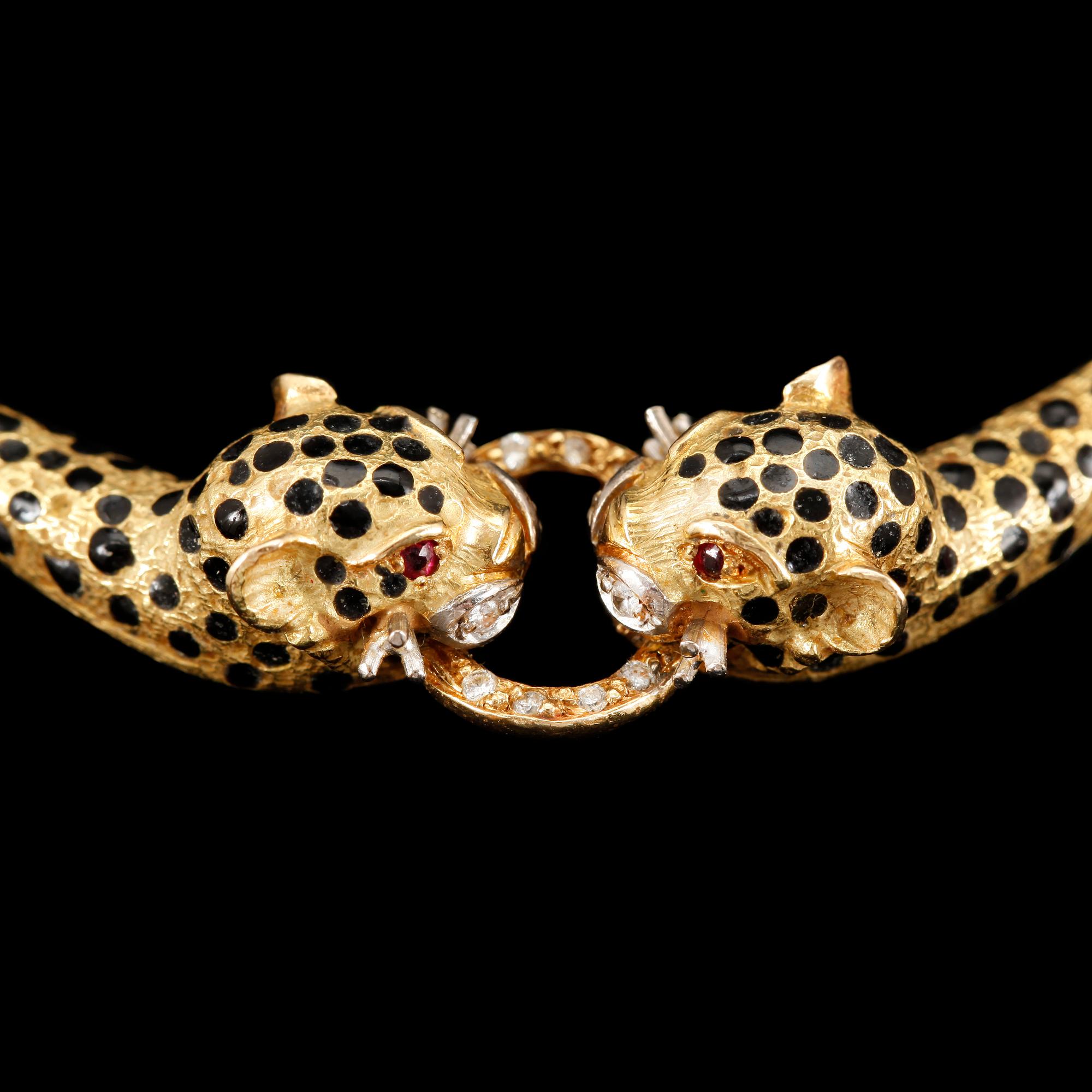 COLLIER, 18k guld med små diamanter och emalj. Vikt ca19g.